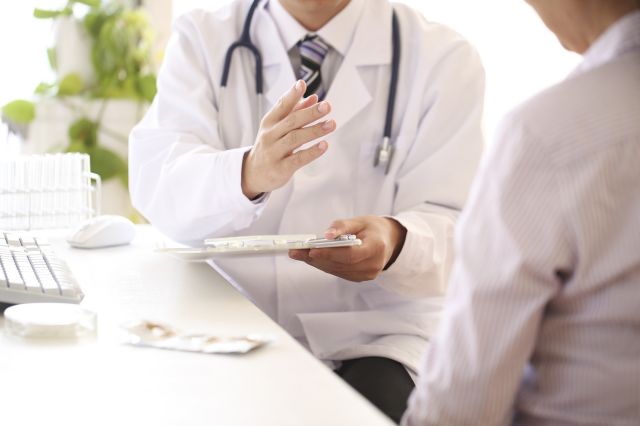 診察を行う医師と患者