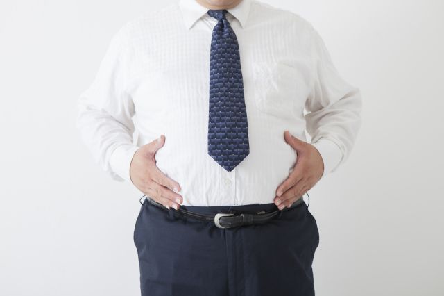 肥満体系のスーツ男性