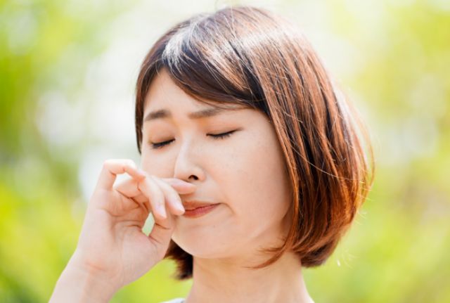 鼻づまりを感じる女性