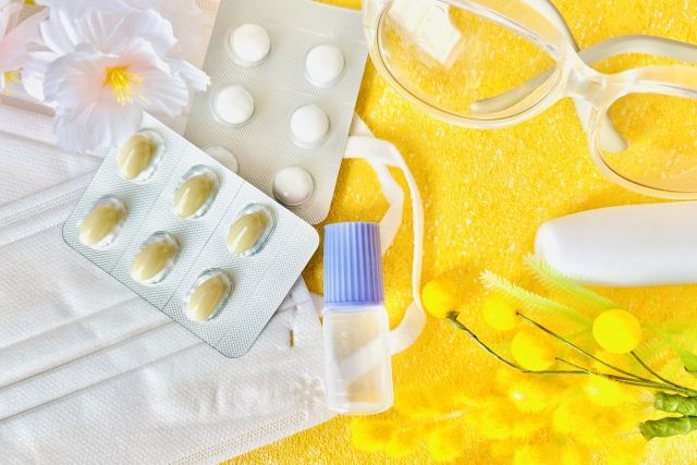 薬やマスク、眼鏡の写真