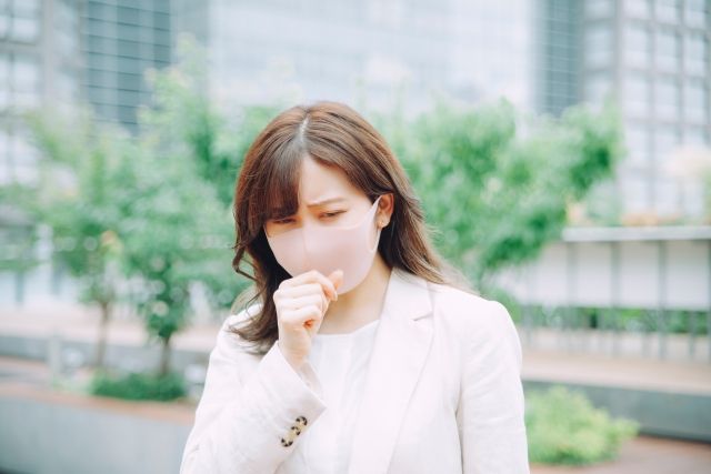 咳き込む女性
