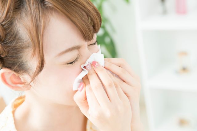 鼻をかむ女性