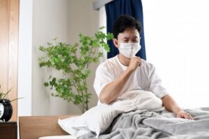 咳をする男性