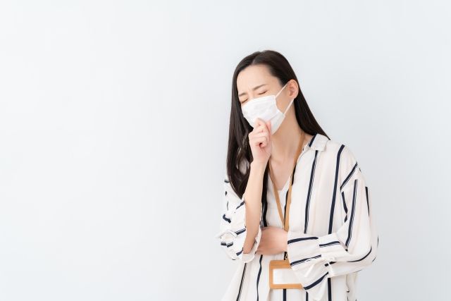 咳き込む女性