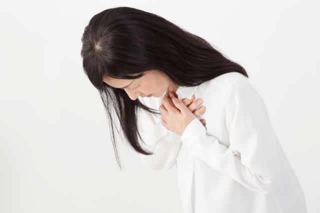 肺の痛みを感じる女性