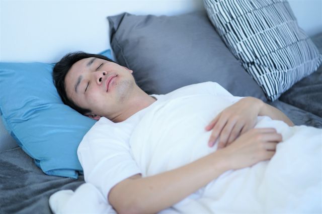 いびきをかく男性