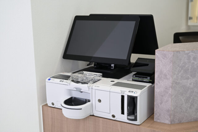 オンラインで簡単予約、お支払いはキャッシュレスも対応、自動釣銭機完備